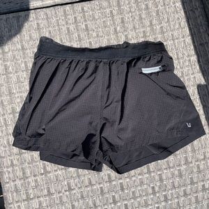 Vuori clementine shorts in black size medium
